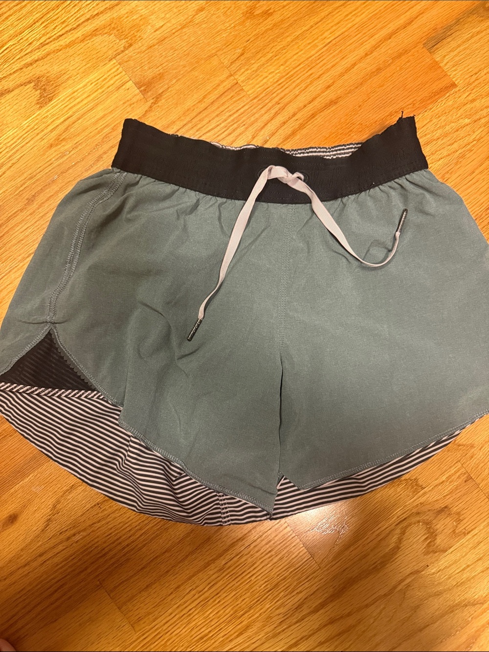 Lululemon reversible Shorts in Sage Green with Black Waistband size 4